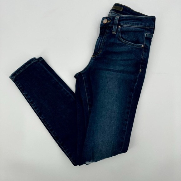 Denim - Dark Wash High-Rise Women’s Jeans - Classic Slim Fit